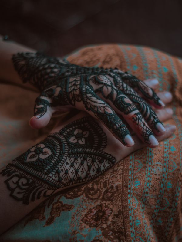 Dark mehndi stain on hands
