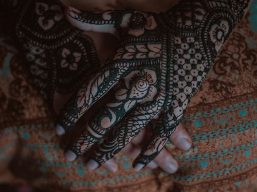 Free Close-up of hands adorned with intricate henna patterns showcasing traditional Indian mehndi art. Stock Photo