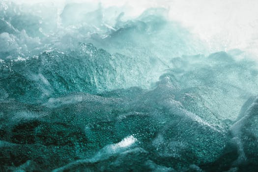 一幅生动而富有质感的图像，描绘了碧绿色的海浪与泡沫海浪相撞的景象