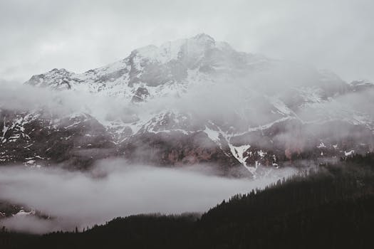 雪山壮丽的景色笼罩在迷雾中，非常适合大自然爱好者