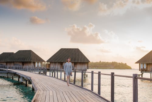 Foto d'estoc gratuïta de alba, bungalou, caminant