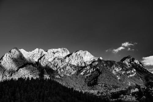 Безкоштовне стокове фото на тему «Аерофотозйомка, відтінки сірого, гора»