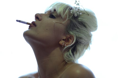 Základová fotografie zdarma na téma blond, cigareta, hezký