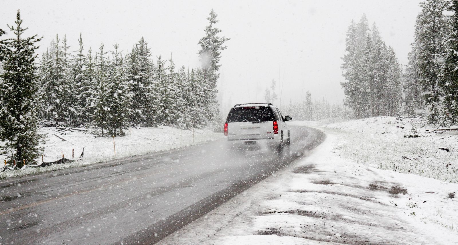 Fahrzeug auf winterlicher Straße – Streusalz und Feuchtigkeit belasten Unterboden und Hohlräume