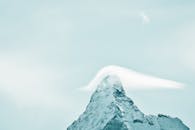 晴朗的蓝天下，白雪覆盖的山峰景色壮丽