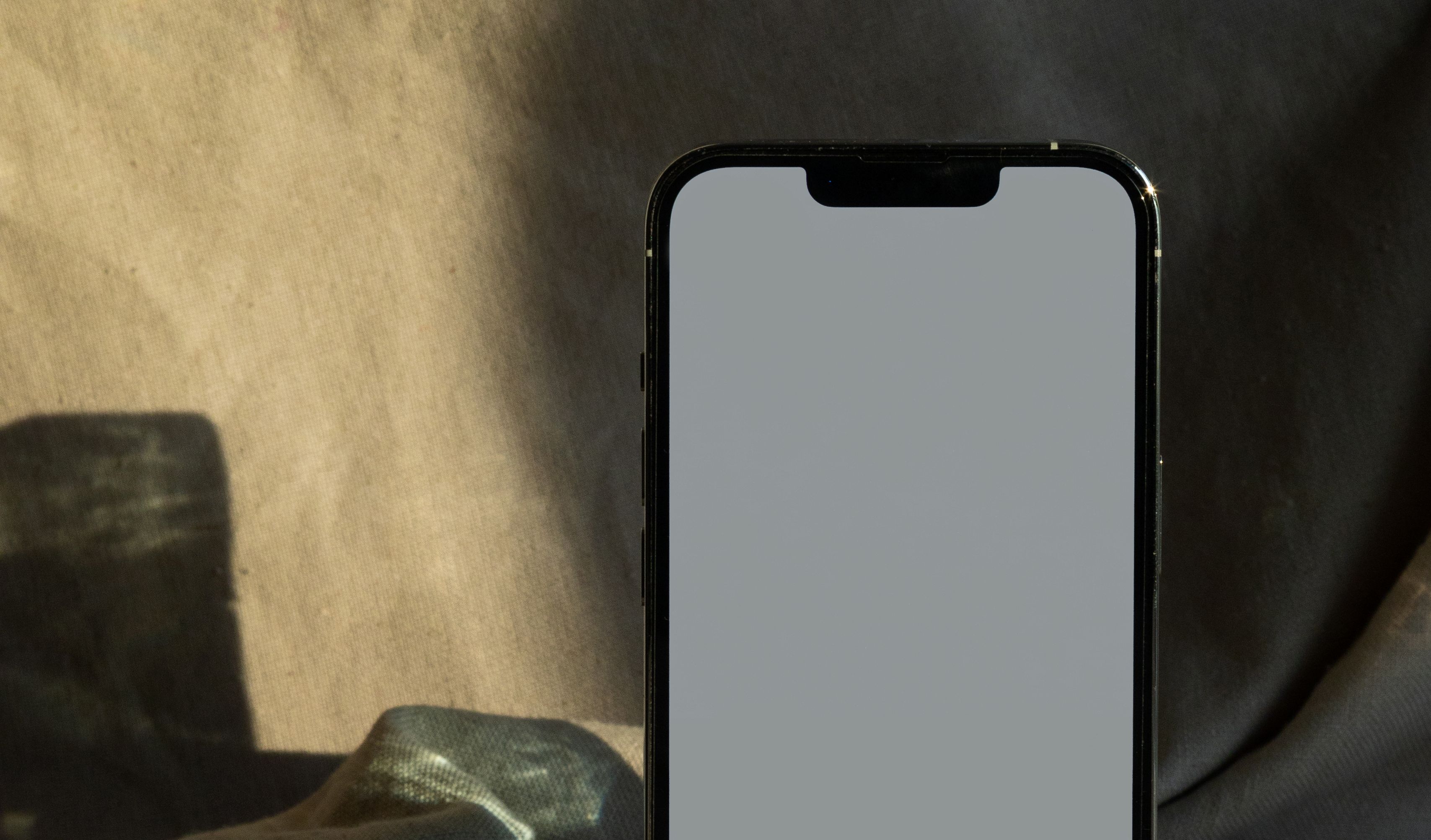Smartfon trzymany w dłoni