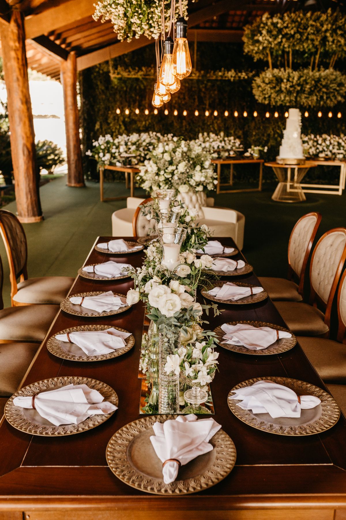 Centre de table fleuri et bougies pour une réception de mariage
