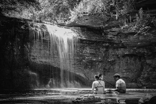 Fotos de stock gratuitas de blanco y negro, cascada, corriente