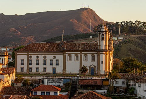 Foto profissional grátis de capela, castanho, colina