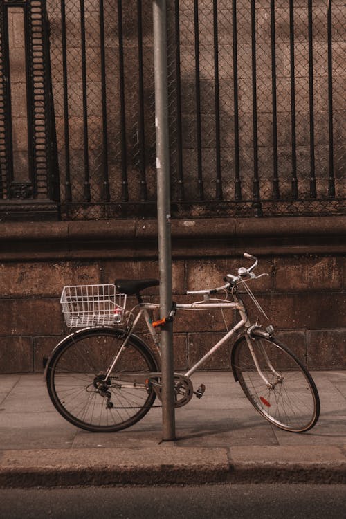 Fotobanka s bezplatnými fotkami na tému bicykel, chodník, kovový stĺp