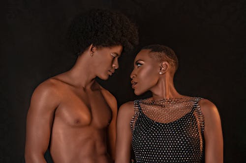 Základová fotografie zdarma na téma afro vlasy, afroameričané, černé pozadí