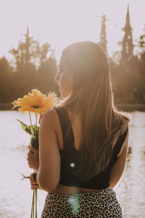 Imagine de stoc gratuită din femeie, floarea-soarelui, fotografiere verticală