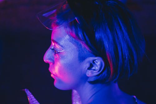 Darmowe zdjęcie z galerii z fotografia kreatywna, kobieta, neon