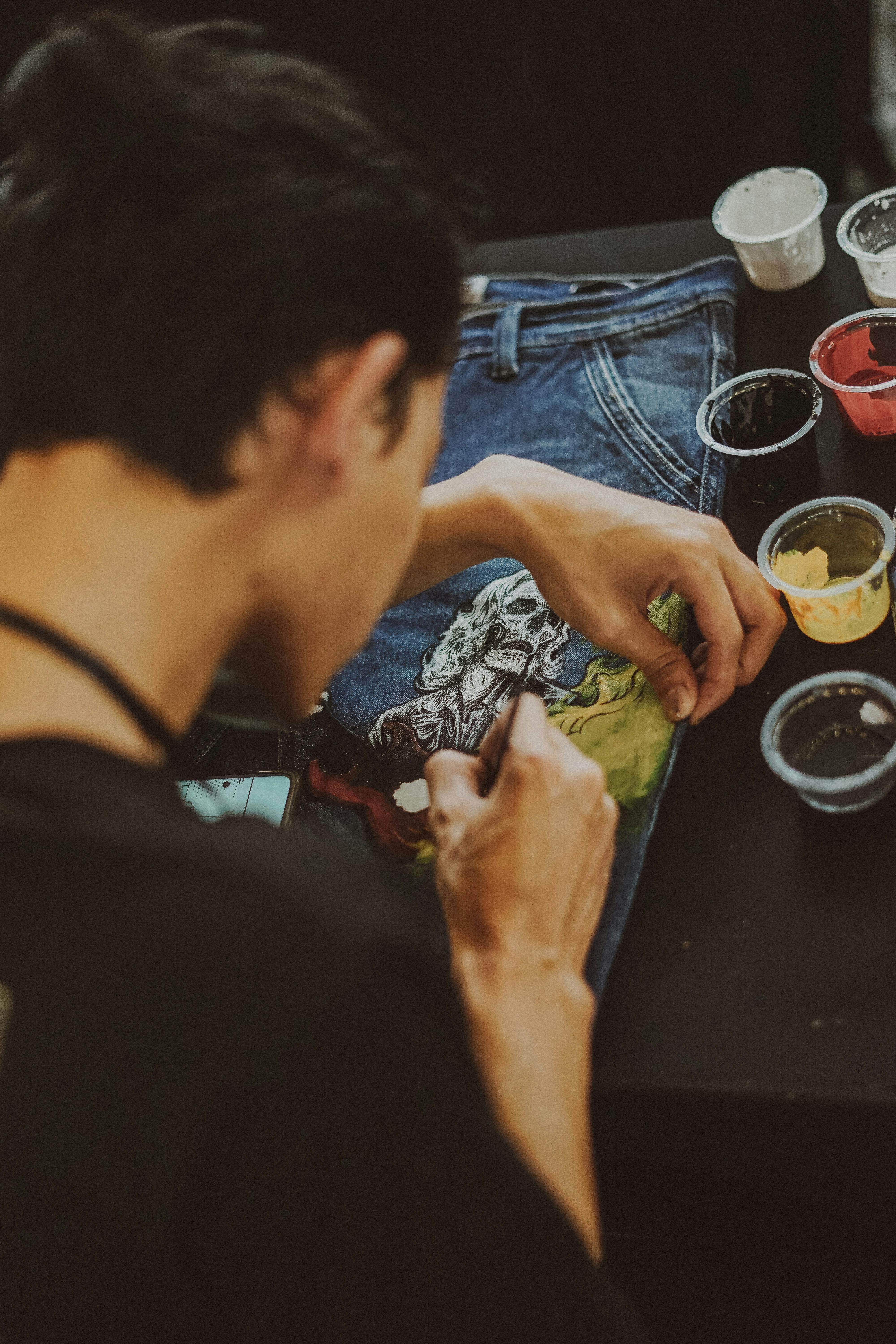 Pintando jeans en el estudio