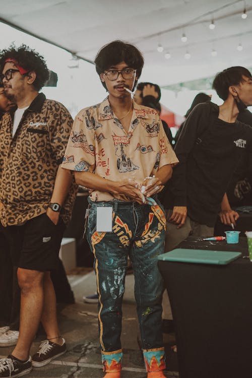 Kostenloses Stock Foto zu asiatischer mann, bedrucktes hemd, brille