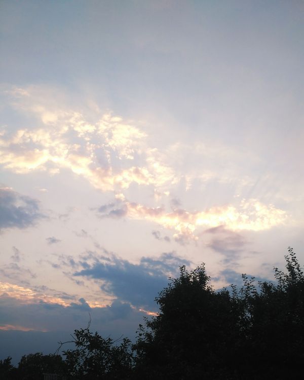 Céu tranquilo ao pôr do sol com nuvens dramáticas sobre Donetsk, Ucrânia.