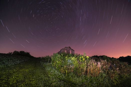 在威斯康星州克罗斯平原一座废弃建筑的上空，星光轨迹营造出迷人而宁静的景观