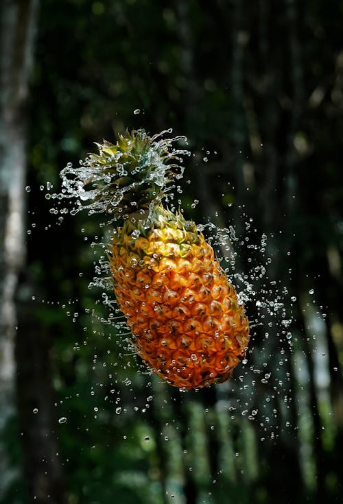 Бесплатное стоковое фото с ананас, брызги воды, вертикальный выстрел