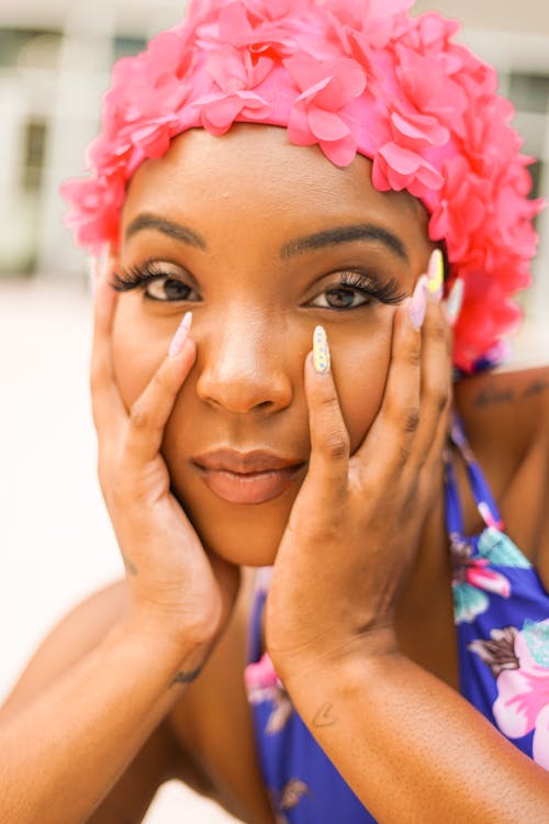 Gratis lagerfoto af 50 mm, afroamerikansk kvinde, hænder på ansigt