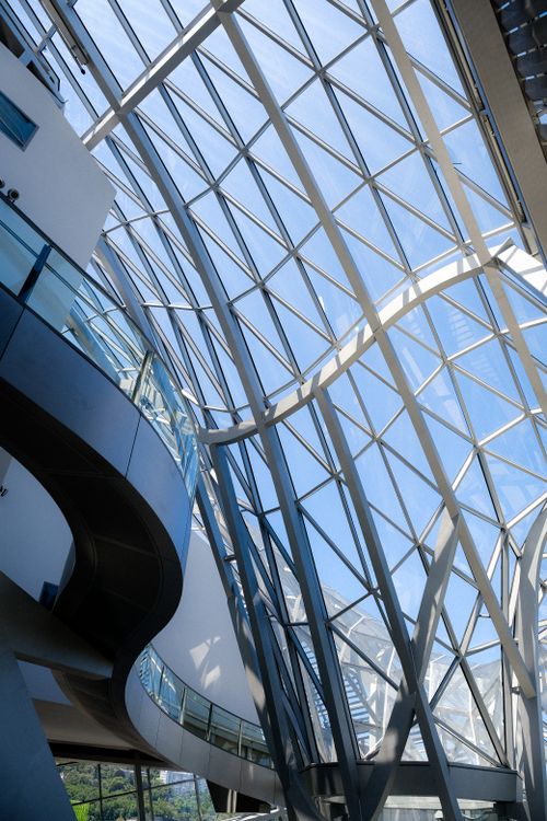 Free Elegant glass and metal architectural design showcasing modern engineering and aesthetics. Stock Photo