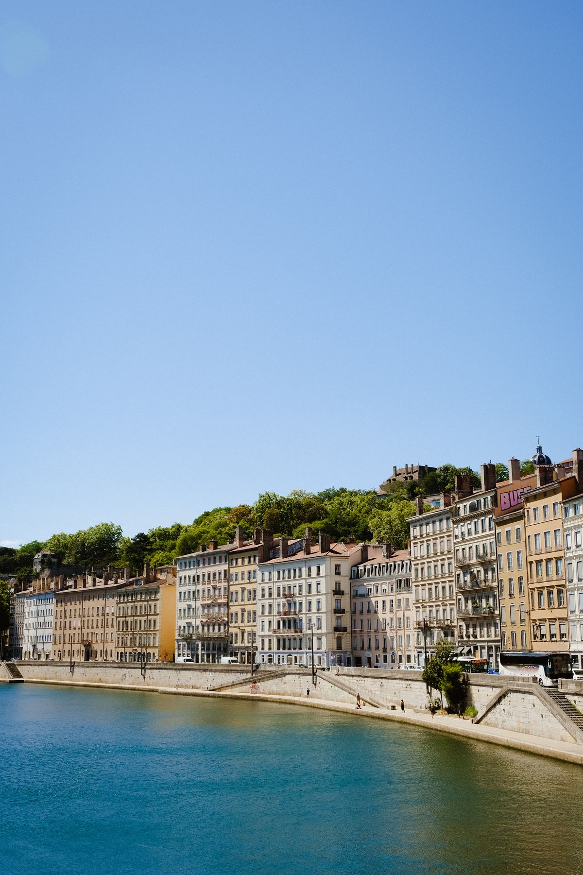 Immeubles colorés le long des quais de Saône à Lyon