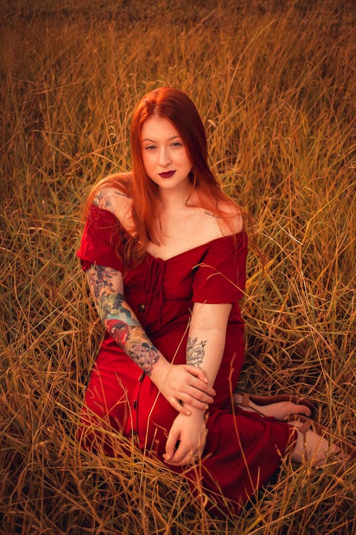 갈색 잔디, 백인 여자, 빨간 머리의 무료 스톡 사진