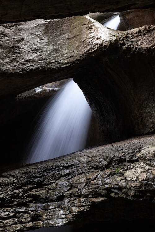 Foto profissional grátis de adega, pedra, tiro vertical