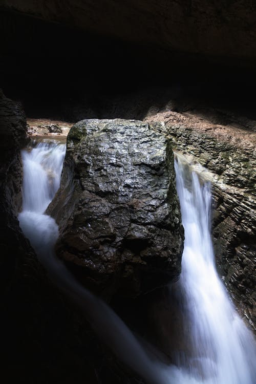 Free Long Exposure Photography of a Waterfall Stock Photo