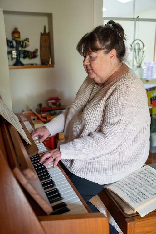 Oudere Vrouw Die Piano Speelt