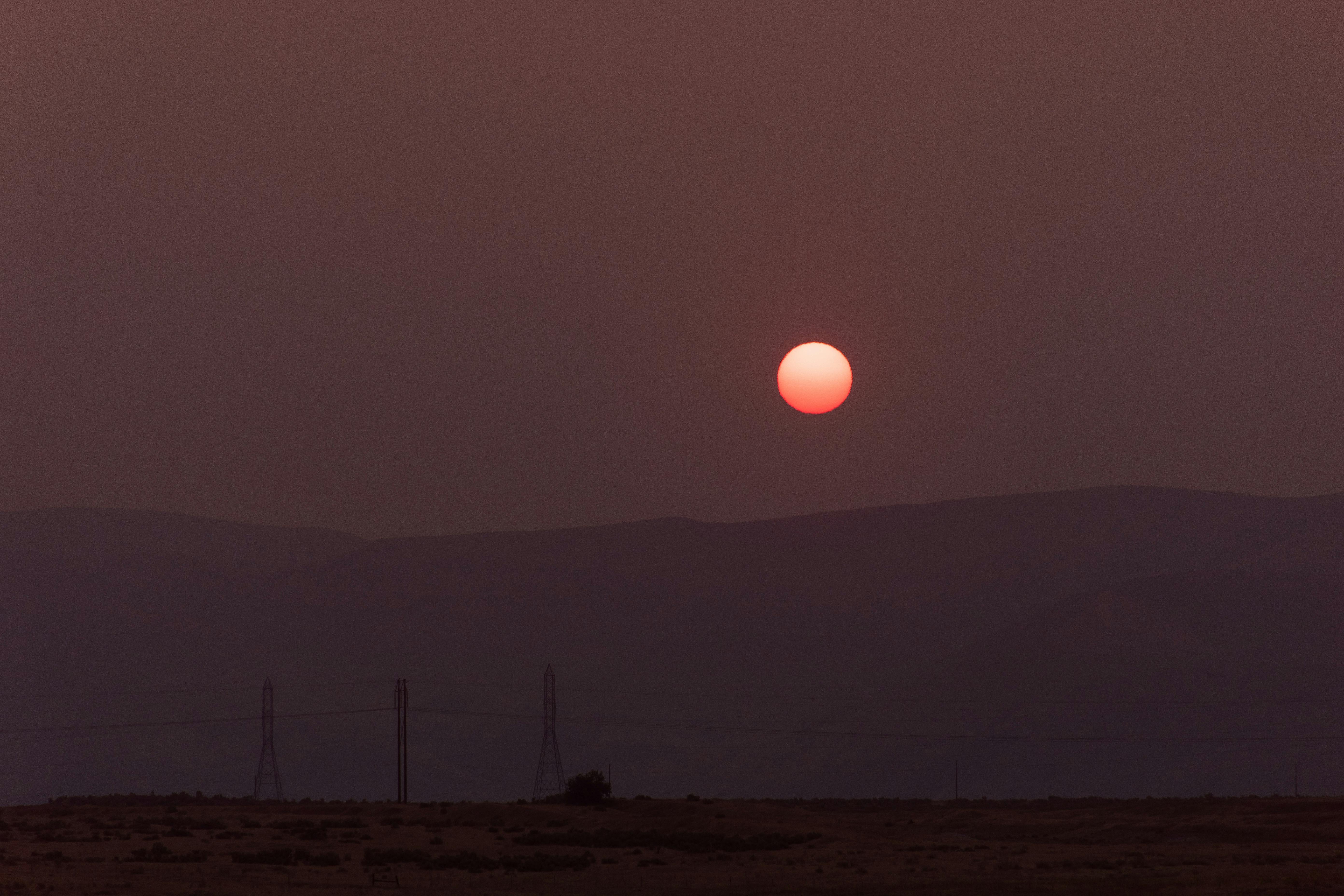 日落戏剧性地映衬着山脉的剪影，天空充满活力