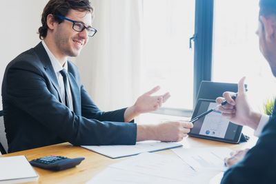 Conseiller bancaire expliquant à un client
