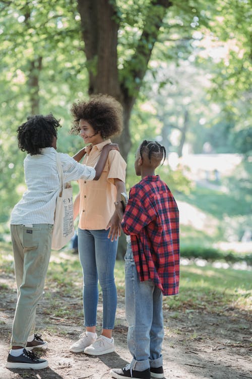 Základová fotografie zdarma na téma afroameričané, park, selektivní ohnisko