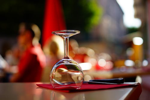 無料 茶色のテーブルの上に透明なワイングラス 写真素材