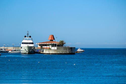 Photos gratuites de bateau, bord de mer, ciel bleu