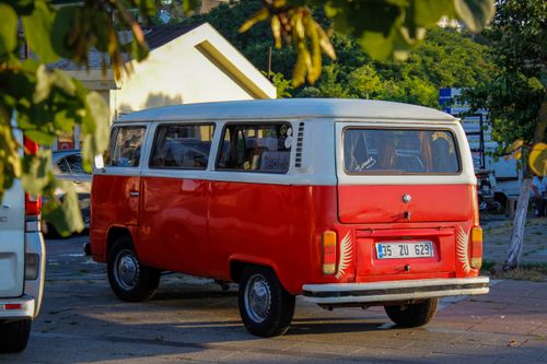 Free Vintage red Volkswagen Kombi parked in a sunny outdoor setting in İstanbul, Turkey. Stock Photo