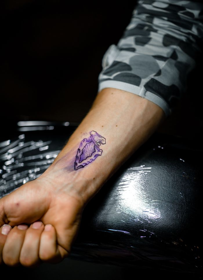Wzór na nadgarstku w trakcie tatuowania