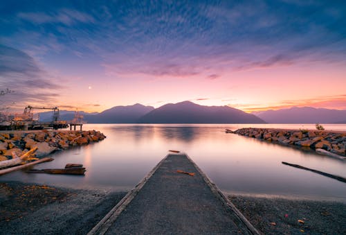 Kostenloses Stock Foto zu berge, dämmerung, dock