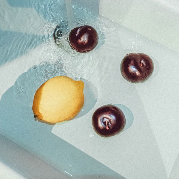 Lemon and plums suspended in water — Lany-Jade Mondou on Pexels