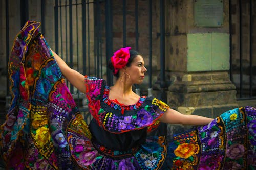 baş örtüsü, cinco de mayo, dans etmek içeren Ücretsiz stok fotoğraf