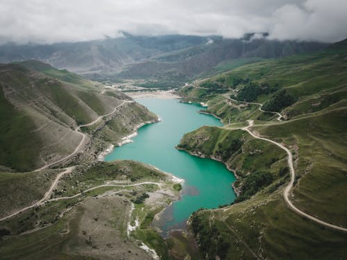 Immagine gratuita di campo d'erba, corpo d'acqua, montagna