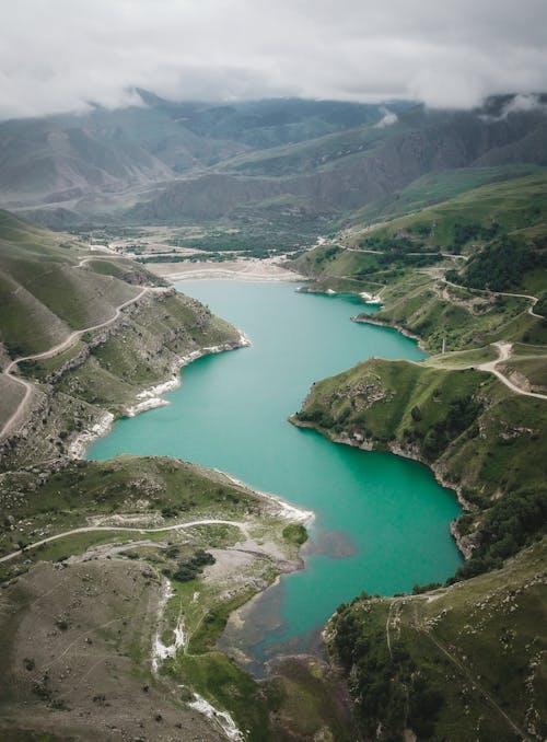 Immagine gratuita di campo d'erba, corpo d'acqua, montagna