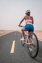 那个女人喜欢穿着运动服在迪拜一条荒凉的路上骑自行车