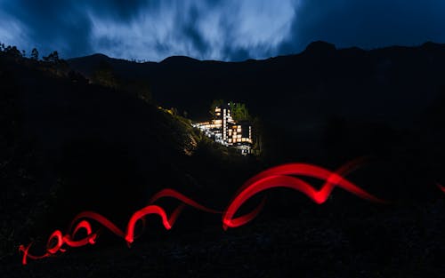 aydınlatılmış, bulanıklık, dağlar içeren Ücretsiz stok fotoğraf