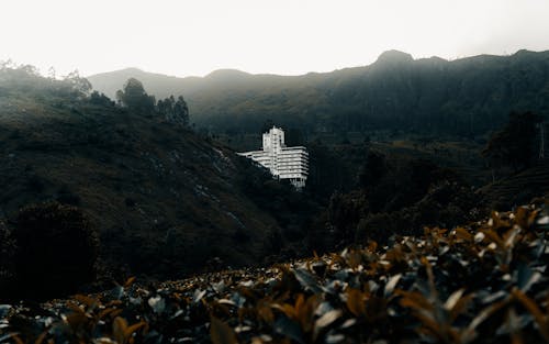 arazi, beyaz bina, dağlar içeren Ücretsiz stok fotoğraf