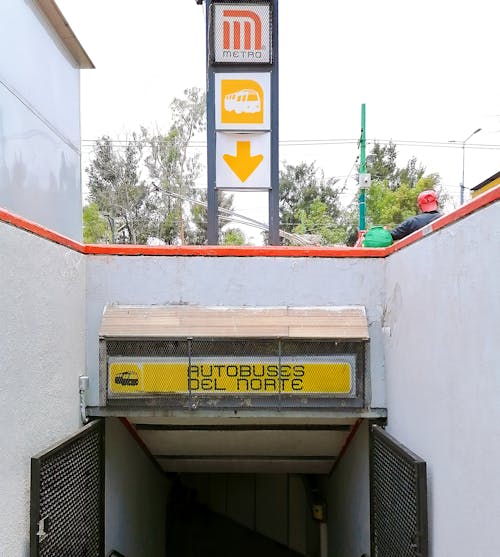 Foto stok gratis Stasiun kereta bawah tanah, stasiun metro, tanda tangan