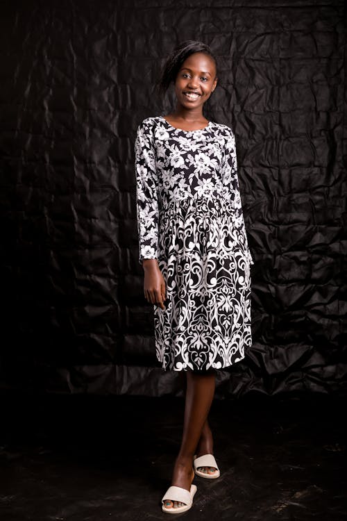 Gratis Immagine gratuita di abito bianco e nero, abito fantasia, donna afro-americana Foto a disposizione