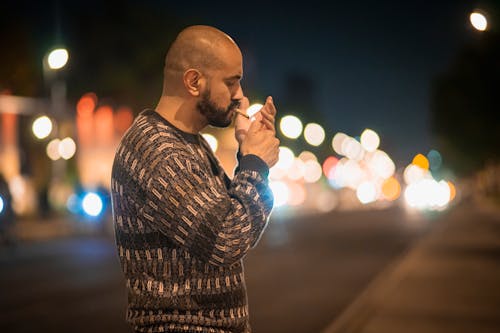 人, 夜间, 抽煙 的 免费素材图片
