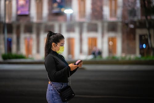 Základová fotografie zdarma na téma černý svetr, denimové kalhoty, nový normální