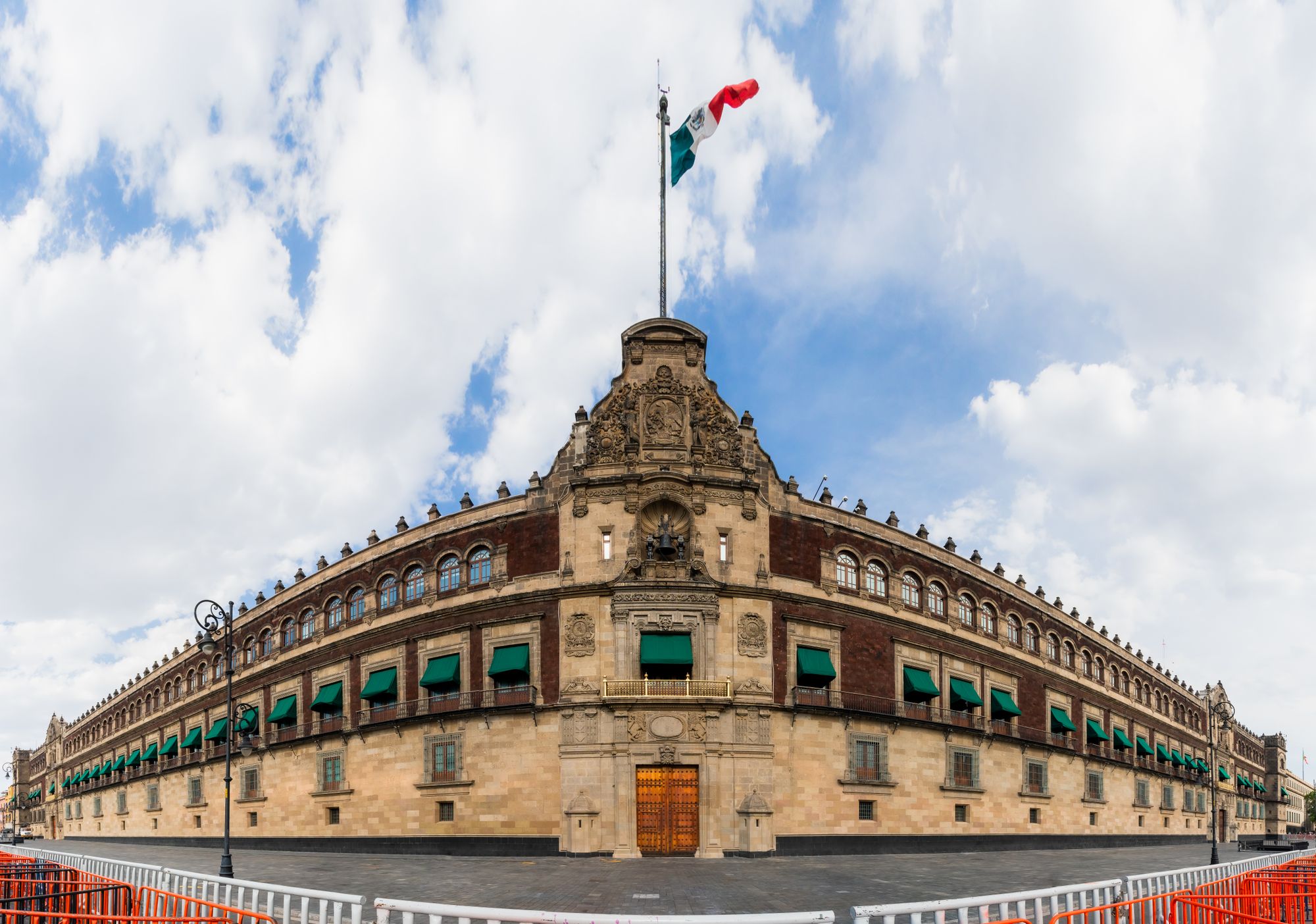 Fachada del Palacio Nacional en el Zócalo de la Ciudad de México con la bandera mexicana al frente