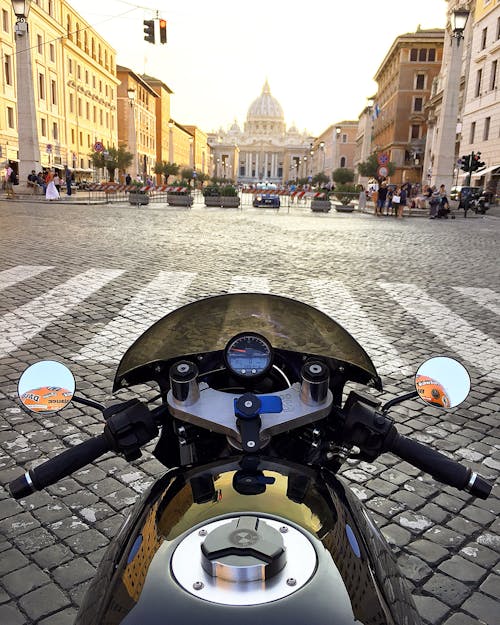 Schwarzes Motorrad Vor Der Fußgängerzone Mit Orange Ampel